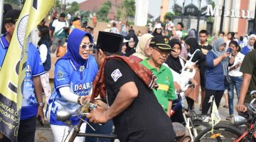 Sekdakab Sidoarjo Fenny Apridawati dan Ketua Umum KORMI Kab. Sidoarjo Hadi Sutjipto melepas rombongan ngontel bareng.