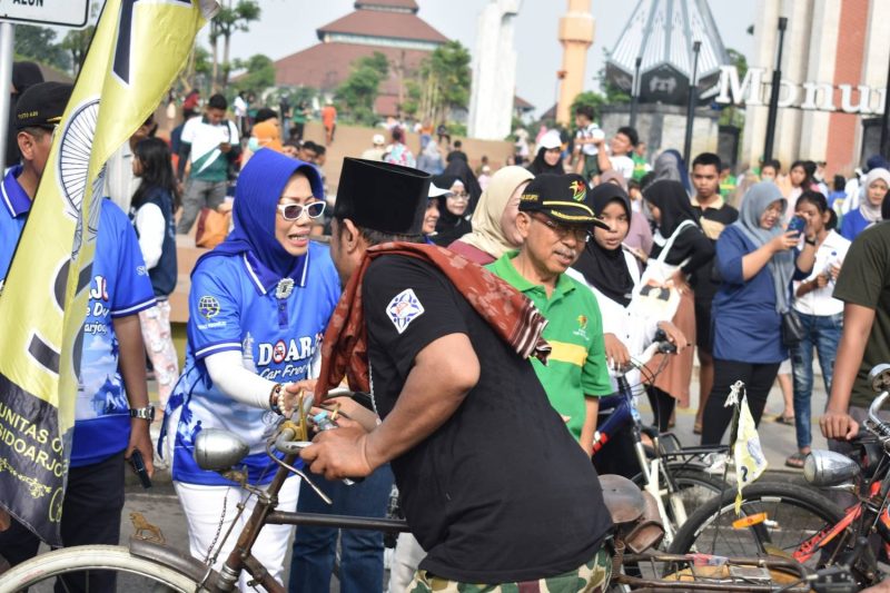 Sekdakab Sidoarjo Fenny Apridawati dan Ketua Umum KORMI Kab. Sidoarjo Hadi Sutjipto melepas rombongan ngontel bareng.