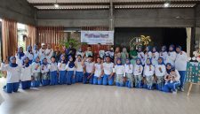 Seluruh pegiat YAI Sidoarjo berfoto bersama pengurus KORMI Sidoarjo