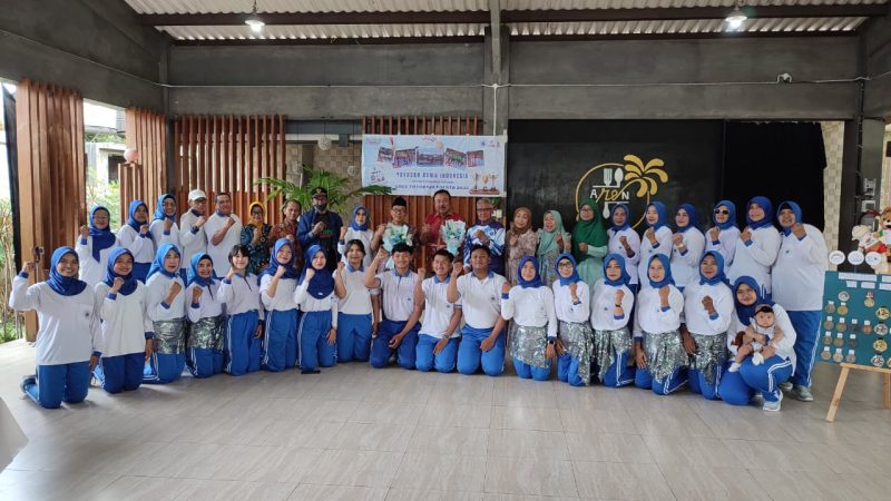 Seluruh pegiat YAI Sidoarjo berfoto bersama pengurus KORMI Sidoarjo