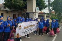 Pengurus KORMI Kecamatan Krian dan 22 kampung olahraga masyarakat desa/kelurahan membagikan takjil di depan kantor Kecamatan Krian.