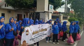Pengurus KORMI Kecamatan Krian dan 22 kampung olahraga masyarakat desa/kelurahan membagikan takjil di depan kantor Kecamatan Krian.