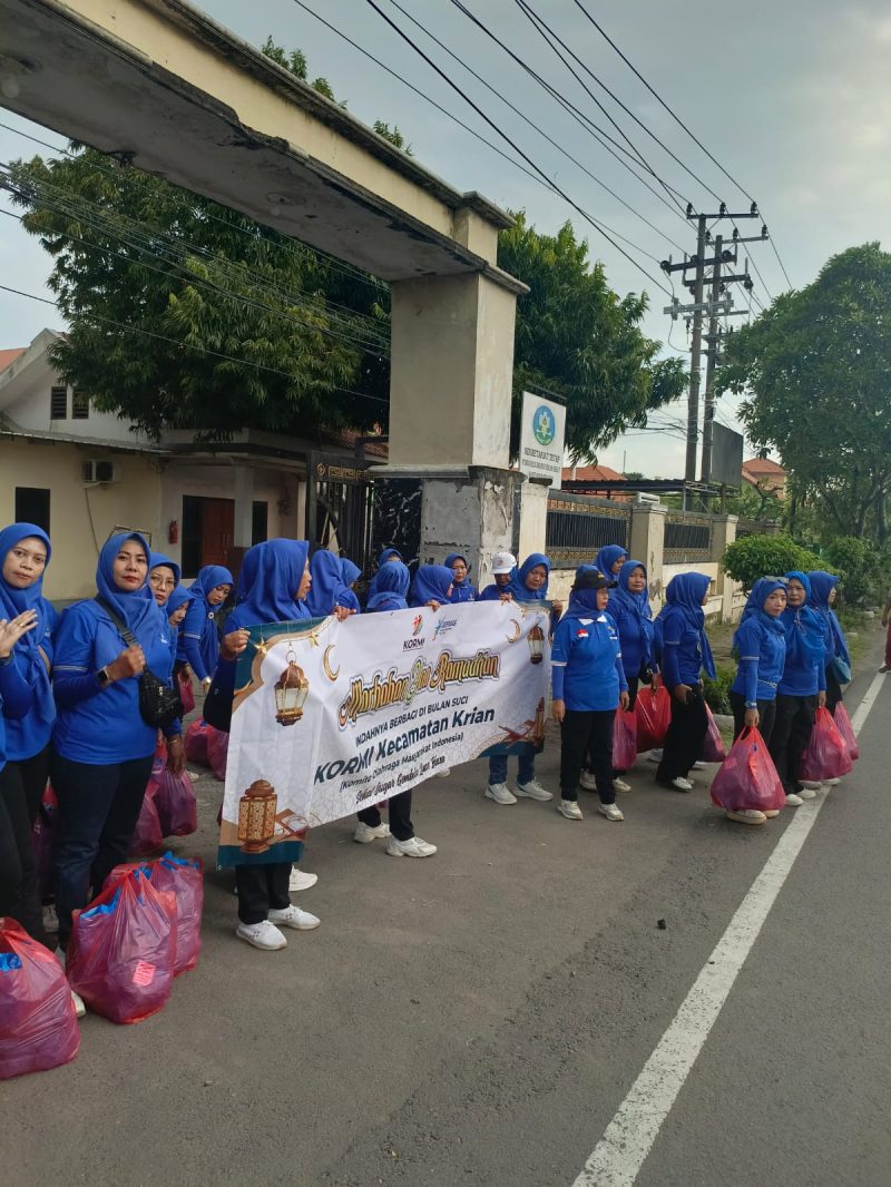 Pengurus KORMI Kecamatan Krian dan 22 kampung olahraga masyarakat desa/kelurahan membagikan takjil di depan kantor Kecamatan Krian.