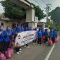 Pengurus KORMI Kecamatan Krian dan 22 kampung olahraga masyarakat desa/kelurahan membagikan takjil di depan kantor Kecamatan Krian.