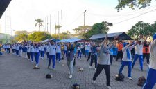 Senam pencegahan penyakit asma bersama masyarakat.