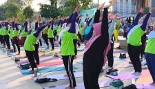 Yoga bersama 155 anggota Markandeya Yoga Indonesia Cabang Sidoarjo.