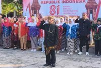 Upacara bendera HUT ke-81 Kemerdekaan Republik Indonesia di Lapangan Balai RW 06 Magersari.