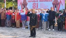 Upacara bendera HUT ke-81 Kemerdekaan Republik Indonesia di Lapangan Balai RW 06 Magersari.