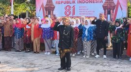 Upacara bendera HUT ke-81 Kemerdekaan Republik Indonesia di Lapangan Balai RW 06 Magersari.