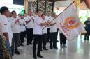 H. M Rafi Wibisono menerima bendera pataka KONI Kabupaten Sidoarjo.