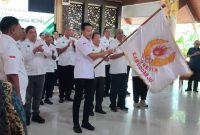 H. M Rafi Wibisono menerima bendera pataka KONI Kabupaten Sidoarjo.