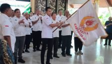 H. M Rafi Wibisono menerima bendera pataka KONI Kabupaten Sidoarjo.