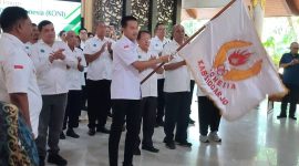 H. M Rafi Wibisono menerima bendera pataka KONI Kabupaten Sidoarjo.