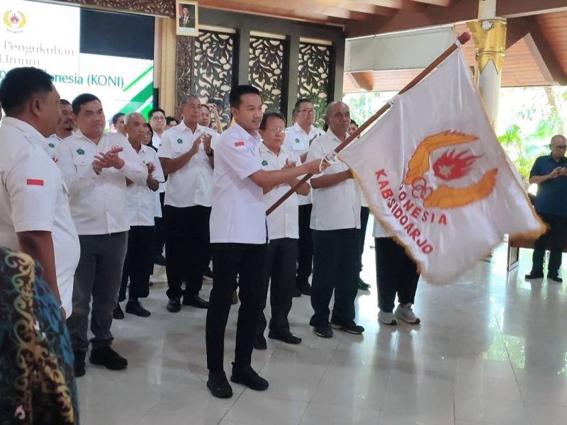 H. M Rafi Wibisono menerima bendera pataka KONI Kabupaten Sidoarjo.