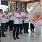 H. M Rafi Wibisono menerima bendera pataka KONI Kabupaten Sidoarjo.