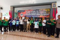 Pengurus KORMI, KOM, Camat Waru, Kades Kureksari, berfoto bersama. 