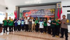 Pengurus KORMI, KOM, Camat Waru, Kades Kureksari, berfoto bersama. 