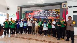 Pengurus KORMI, KOM, Camat Waru, Kades Kureksari, berfoto bersama. 